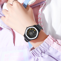 Montre à quartz W139 mignonne avec chiffres 3D pour filles, boîtier polygone irrégulier, bracelet en silicone souple, montre-bracelet décontractée et tendance pour femmes, vente en gros