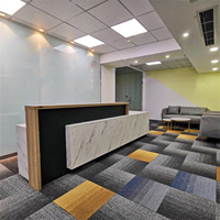 Carrelage de moquette moderne en PVC avec support carré, en polypropylène tufté à rayures, pour bureaux, hôtels, couloirs et usage commercial