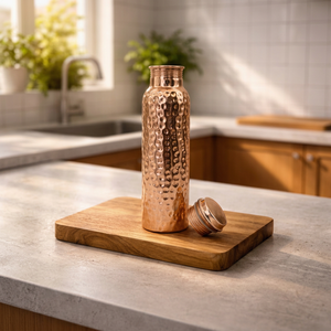 Ensemble de bouteilles d'eau en cuivre gravé motif floral, avec couvercle à vis, tasse de voyage réutilisable, en métal à paroi simple, design traditionnel - Product Image 4
