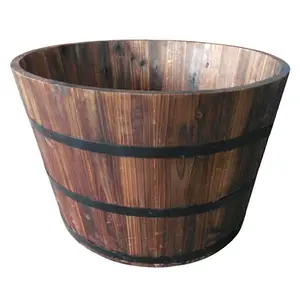 Plantador de barril de madeira marrom em massa, vasos de flores grandes