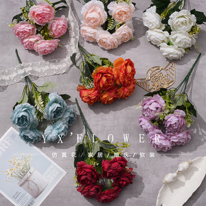 Fleurs artificielles Yixuan en forme de renoncule, 5 têtes, en soie, pour décorations de mariage, maison et événements - Product Image 1