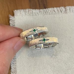 Anillo de Halo de Estrella Abierta de Plata de Ley S925 con Incrustaciones de Circonita Verde Oscuro, Diseño de Anillo Cepillado para Mujeres Estrelladas, Certificado IGI - Product Image 1