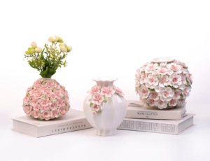 Jarrón de Cerámica Esmaltada Blanca con Flores 3D Rosadas para Decoración del Hogar, Marca BUYIT - Product Image 1