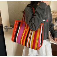 Pochette cosmétique en polyester à rayures arc-en-ciel, blocs de couleur, sac à main avec dragonne pour voyage et articles de toilette, vente en gros OEM ODM
