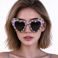 Lunettes de soleil en plastique pour femmes, accessoires de carnaval Mardi Gras, jaunes, vertes, violettes, avec perles et cœurs