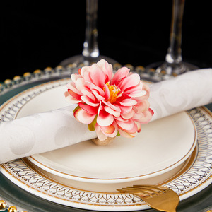 Anelli Portatovaglioli in Plastica PP Moderni con Fiori Simulati per Feste e Matrimoni - Product Image 4