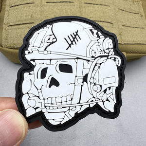 Insignia de Calavera Táctica 3D de Goma y Metal de Lujo, Magnética y Cosible, Ecológica, con Pedrería, 10cm, para Cascos y Gorras - Product Image 1