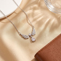 Gargantilla con Colgante de Alas de Ángel Chapado en Oro para Mujer, con Circonita en Forma de Lágrima Brillante, Resistente al Deslustre, Versátil, Cadena de Clavícula de Lujo Ligero