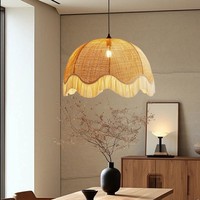 Luminaire suspendu artisanal en rotin tressé de style bohème naturel, forme coquille Saint-Jacques avec pompon, pour la décoration de bars et restaurants