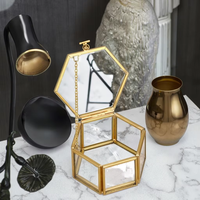 Boîte à bijoux miniature hexagonale transparente moderne faite à la main avec bande en laiton, accessoire en verre personnalisable, rangement de mariage portable