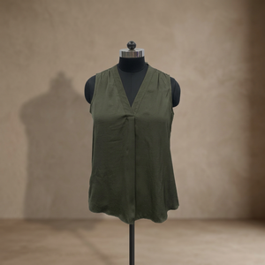 Top sin mangas de gasa verde oliva con cuello en V para mujer, minimalista, de color liso, transpirable, de longitud regular - Product Image 3