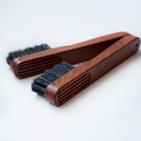 Brosse de nettoyage artisanale en crinière de sanglier, avec manche en bois, tête ronde, quatre rangées de poils, prise en main confortable et brosse rigide