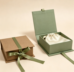 Boîte cadeau de luxe carrée à fermeture magnétique, boîte en papier rigide mat avec ruban et pochette en satin pour l'emballage de colliers, bagues et boucles d'oreilles - Product Image 3
