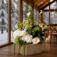Bola Bunga Hydrangea Hijau Burgundy Ramah Lingkungan yang Elegan dengan Sentuhan Alami untuk Upacara Pernikahan di Gereja Dalam Ruangan dengan Pita Gantung