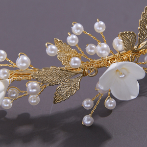Nouvel ensemble <span class=keywords><strong>de</strong></span> bijoux <span class=keywords><strong>de</strong></span> mariée vintage avec diadème en alliage plaqué or à motif floral et feuilles, et boucles d'oreilles en perles en forme <span class=keywords><strong>de</strong></span> grappe - Product Image 4