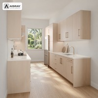 Meuble de cuisine de luxe en chêne blanc, en configuration en U, avec portes en dalles naturelles, boîtes en panneaux de particules et poignées rondes fines