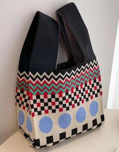 2025 Phụ Nữ Dệt Kim Túi Crochet dệt handmade Thông tư sóng điểm vai Túi rỗng ra mô hình Tote túi với rìa - Product Image 3