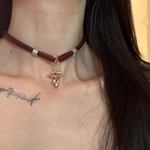 Collier ras du cou en forme de croix, collier ras du cou superposé en cuir de style européen et américain unique, collier ras du cou avec boucle en métal punk brun rougeâtre, style preppy - Product Image 4