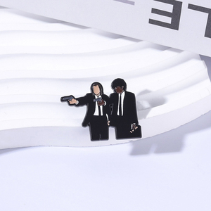 Broche en émail sur le thème du film d'horreur, avec les personnages Vincent Vega et <span class=keywords><strong>Jules</strong></span> Winnfield tenant une arme, pour sac à dos et revers, cadeaux de bijoux amusants - Product Image 2