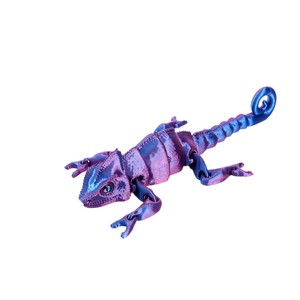 Feeron - Lagarto Articulado Impreso en 3D con Tinte Camaleón Azul Púrpura, Realista, Duradero, Personalizable, Decoración de Escritorio para Amantes de los Animales - Product Image 1