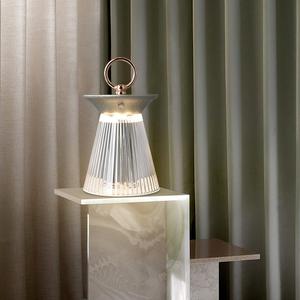 Lanterne portable d'extérieur en fer et acrylique, style nordique minimaliste, lampe de <span class=keywords><strong>table</strong></span> pour jardin et terrasse, éclairage décoratif étanche pour le camping, vente en gros - Product Image 4