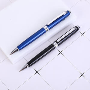 Stylo bille torsadé en métal personnalisable et élégant, cadeau d'affaires et de bureau avec logo pour hôtels - Product Image 1