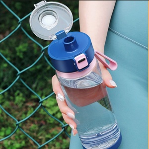 Botella de Agua Deportiva Portátil de Tritán sin BPA con Tapa de un Toque y Asa Suave, Vaso de Acero Inoxidable - Product Image 5