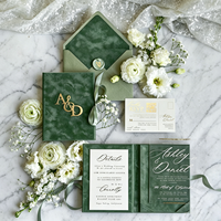 Élégant livre d'invitation de mariage en velours vert forêt avec couverture rigide, monogramme doré personnalisé, cartes d'invitation en acrylique et enveloppe