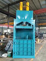Station d'ordures verticale semi-automatique Presse à balles hydraulique Machine de compactage de carton en plastique 8T