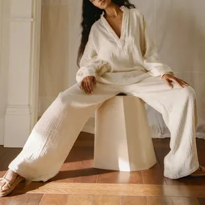 OEM Factory Home Lounge Wear Cozy Ivory Relaxed Loose Fit Plisado Gasa de algodón Cuello en V profundo Pantalones de dos piezas Conjunto de pijama Mujeres