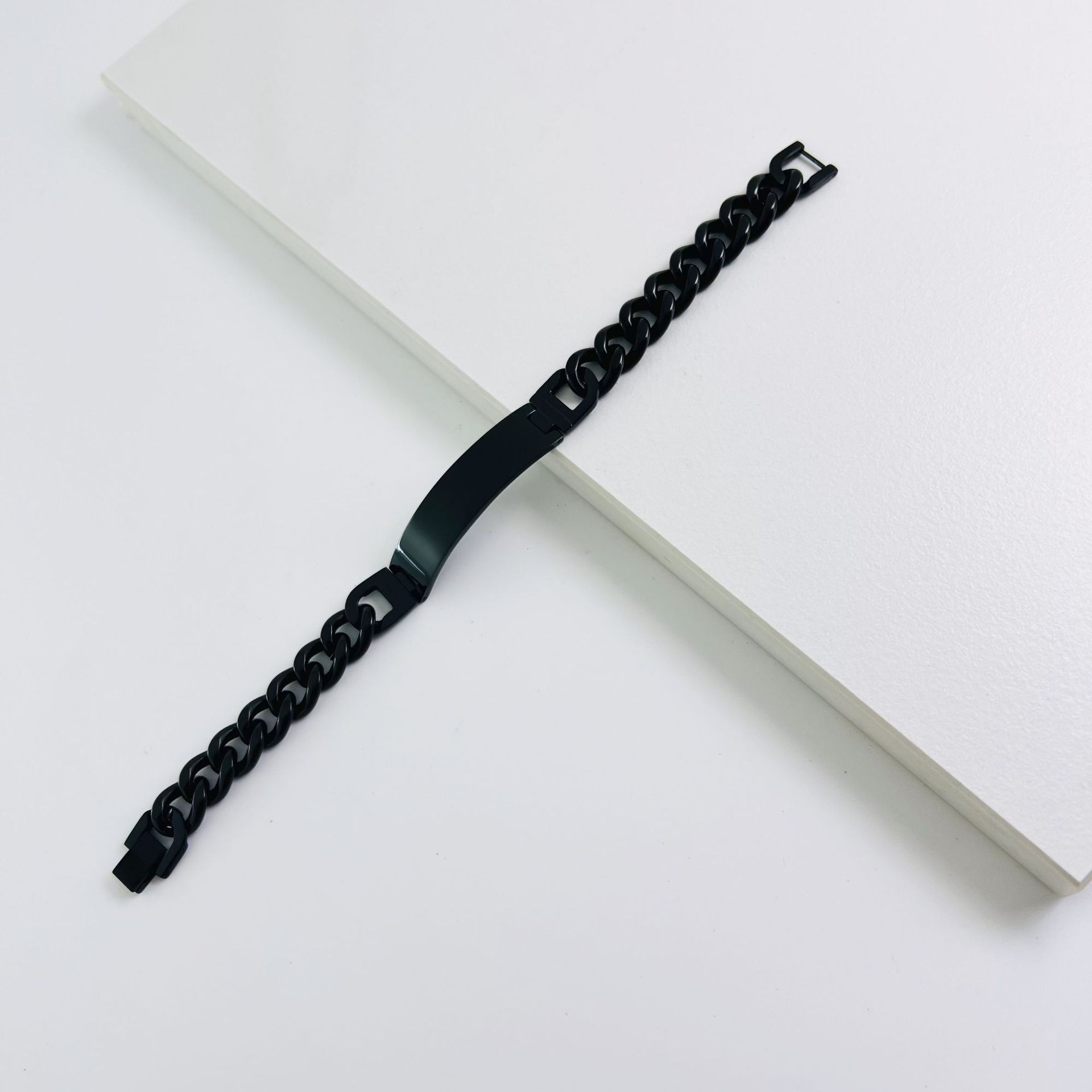 Pulsera negra de 12 mm.