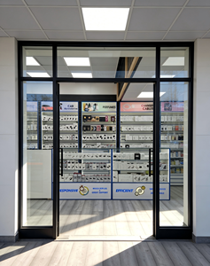 ตู้โชว์อุปกรณ์เสริมโทรศัพท์มือถือแบบกำหนดเองจากโรงงาน OEM พร้อมไฟ LED และกระจกนิรภัย - Product Image 4