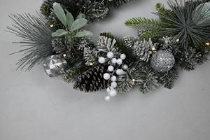 Venta al por mayor personalizada planta verde Navidad Pvc Pino guirnalda artificial con piñas - Product Image 5