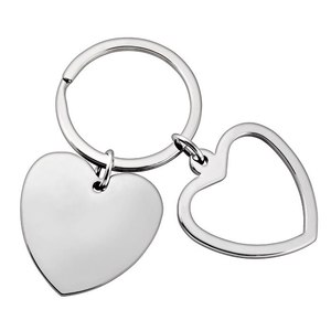 Portachiavi in Metallo a Doppio Cuore, Anello Portachiavi Argentato con Ciondolo Charm - Product Image 1