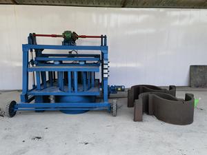 Máquina de fabricación de <span class=keywords><strong>canales</strong></span> de riego en forma de U de hormigón prefabricado con longitud de apertura de máquina de moldeo de alcantarilla de inspección de cemento de 800mm - Product Image 3