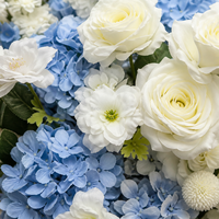 Rangkaian Bunga Sutra Mewah Warna Biru Debu Putih dengan Alas Emas, Hiasan Meja Floral untuk Dekorasi Pernikahan