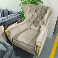 Fauteuil de salon individuel de luxe au design moderne en métal avec pieds en cuivre et dossier haut en tissu velours