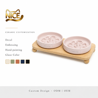 NicePets Assiette en céramique à alimentation lente en forme de trèfle à quatre feuilles |   Bol anti-étouffement pour chat et chien avec motif en relief |   Design avec option de support en chêne