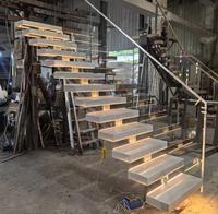 Escalier en marbre avec poutre centrale, marches droites, éclairage LED, marches en carrelage, escalier en pierre naturelle, garde-corps en verre