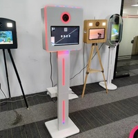 Cabina de Fotos Portátil Compacta de Impresión Instantánea |   Pantalla Táctil de 15.6 Pulgadas con Ranura para Cámara SLR/DSLR |   Alquiler Fácil de Instalar para Interiores/Exteriores
