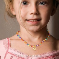 Colliers pendentifs minimalistes en laiton avec perles de rocaille, initiales et alphabet, arc-en-ciel, pour femmes, été