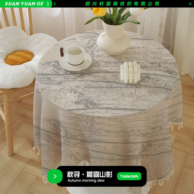 การค้นหาในฤดูใบไม้ร่วง: น้ำค้างยามเช้าและเงาภูเขา