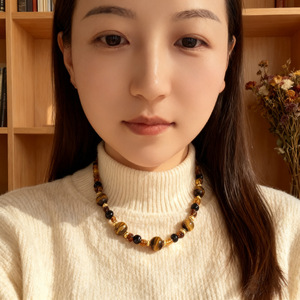 Collier papillon en œil de tigre ambré Maillard 2026 avec diamant, chaîne en laine de niche de luxe léger pour femme, collection automne-hiver - Product Image 1