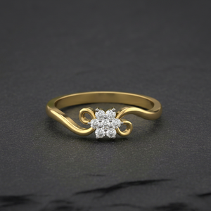 แหวนเพชรเม็ดเดี่ยวทรงดอกไม้ ทอง 14K ทำมือ ประดับเพชร VVS1 ที่เพาะเลี้ยงในห้องปฏิบัติการ ดีไซน์เรียบหรูแบบมินิมอล ตัวเรือนแบบหนามเตย เหมาะสำหรับเป็นแหวนหมั้น - Product Image 1