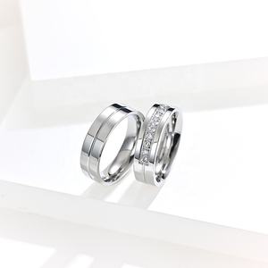Anello di fidanzamento con taglio radioso e zircone e Set di fedi nuziali per uomo e donna gioielli in ottone con finitura argento brillante - Product Image 4