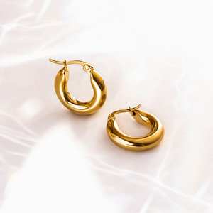 Vente en gros de meilleures ventes Boucles d'oreilles créoles épaisses en plaqué or 18 carats Bijoux simples Boucles d'oreilles créoles modernes en acier inoxydable 316L - Product Image 3