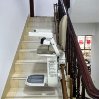 Monte-escalier électrique personnalisé à rail courbé pour un déplacement fluide, certifié CE, adapté aux structures d'escaliers complexes dans les foyers.