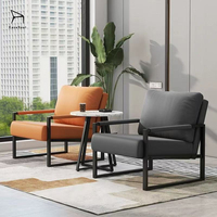 Fauteuil de détente au design moderne EaseNeat, luxueux et confortable, en cuir rembourré avec dossier et pieds en métal, pour salon familial