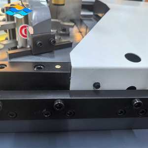 Machine d'assemblage et de sertissage CNC avec magasin d'outils pour portes et fenêtres en aluminium - Product Image 6