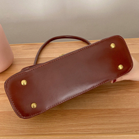 Sac à bandoulière en cuir PU avec boucle dorée et base à rivets pour femmes, sac à main baguette rétro pour le soir et l'usage quotidien